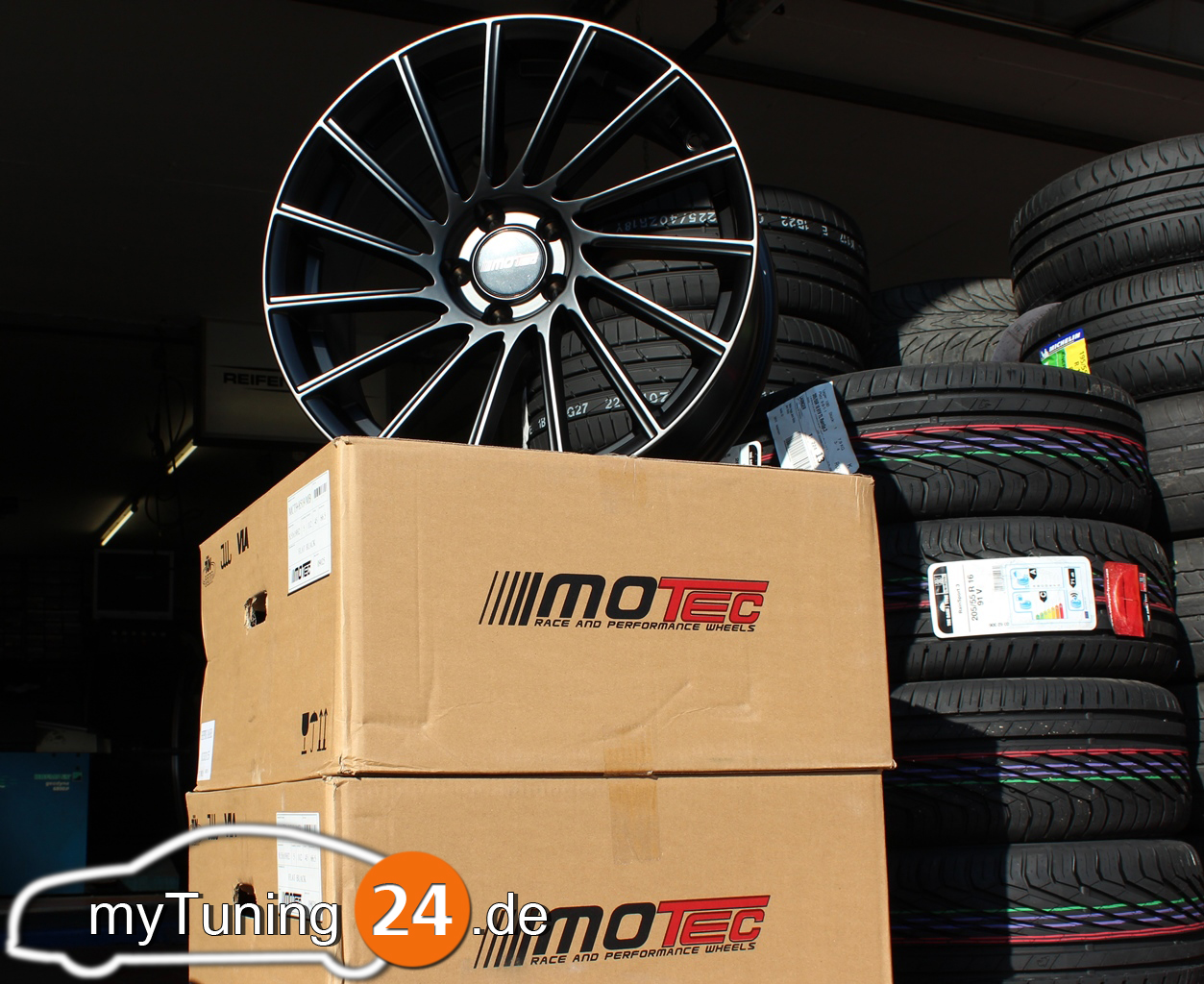 motec_tornado_black_02_logo.jpg